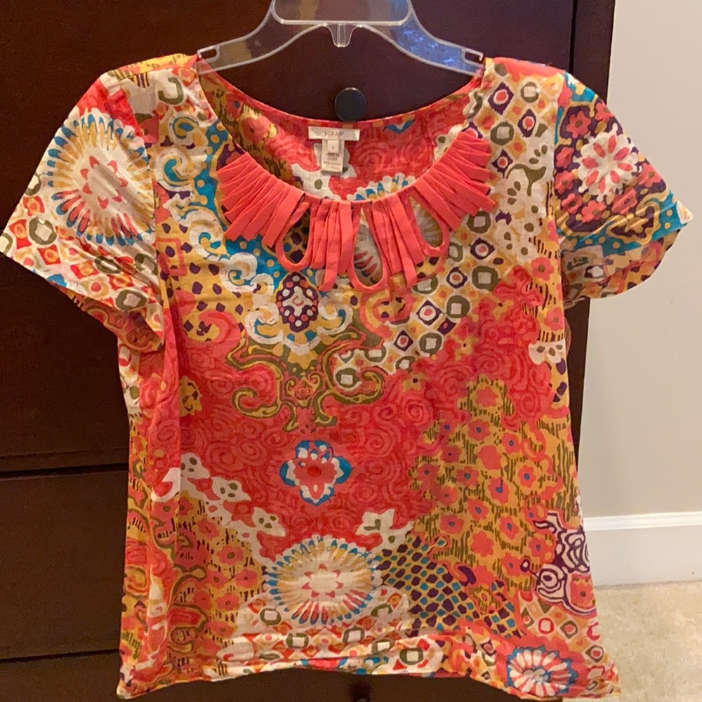 Short sleeve printed linen top with scoop neck.